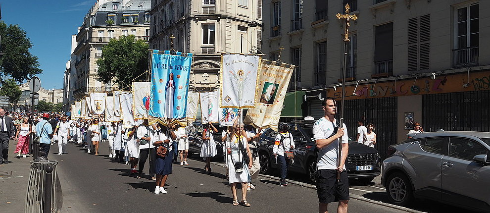 Une procession aux flambeaux pour clôturer les 7 Routes de Notre-Dame